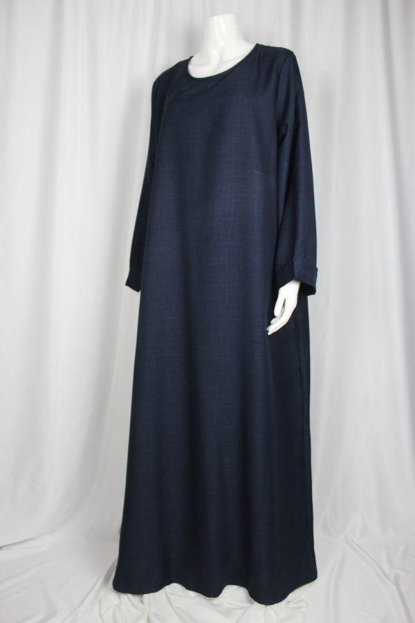 Abaya Lya bleu marine conçue avec un tissu de haute qualité !