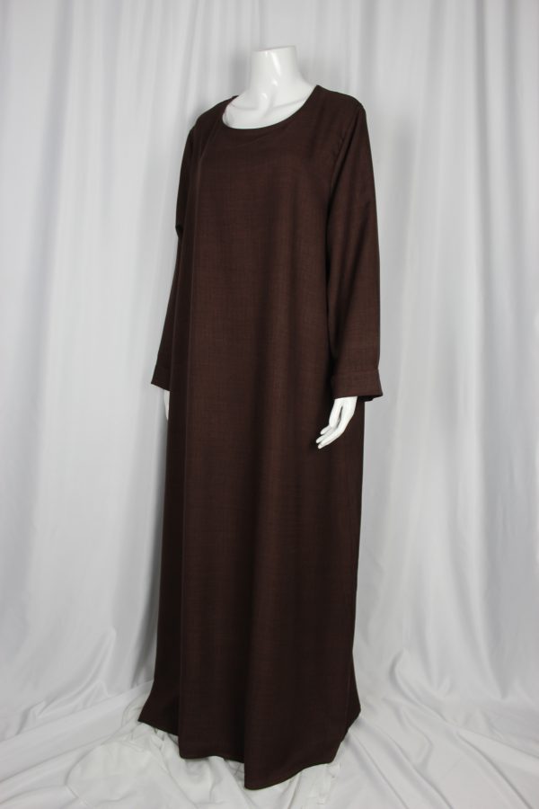 Abaya Lya couleur chocolat conçue avec un tissu de haute qualité !