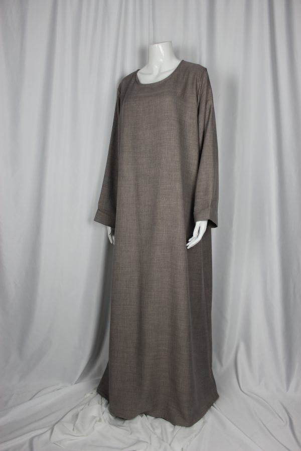 Abaya Lya couleur taupe conçue avec un tissu de haute qualité !