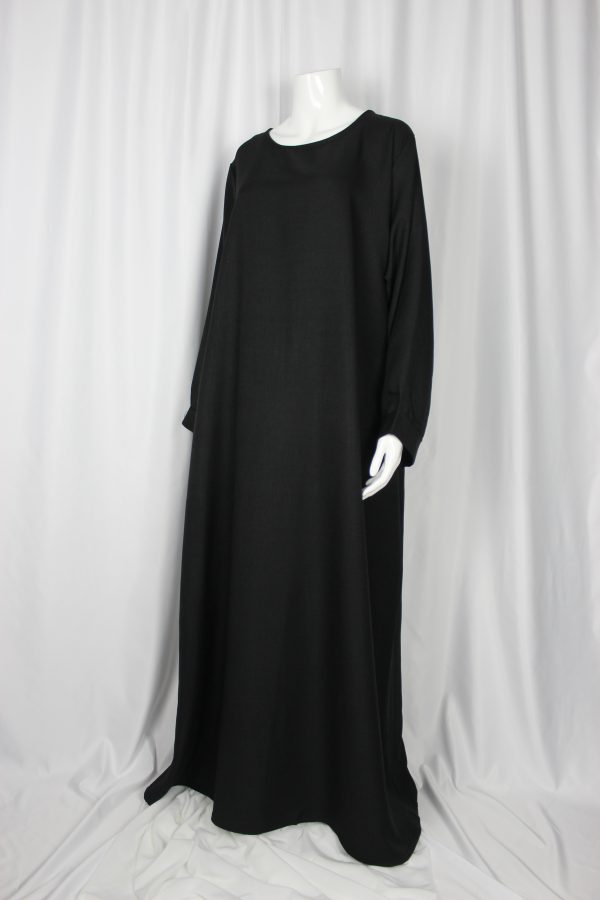 Abaya Lya couleur noir conçue avec un tissu de haute qualité !