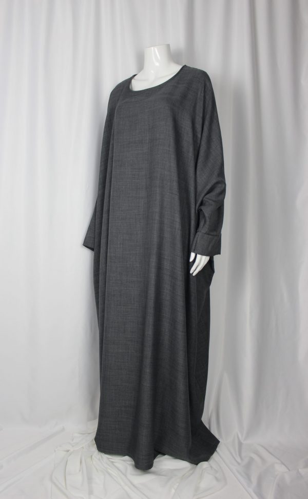 Abaya Aya couleur gris foncé. Coupe farasha tissu de qualité.